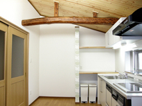 天井高を確保したキッチン空間